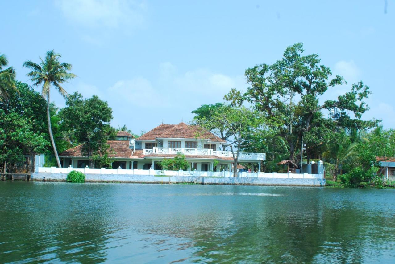 Hotel Triveny River Palace Alappuzha Exterior foto