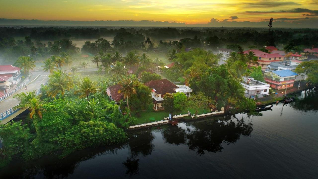 Hotel Triveny River Palace Alappuzha Exterior foto