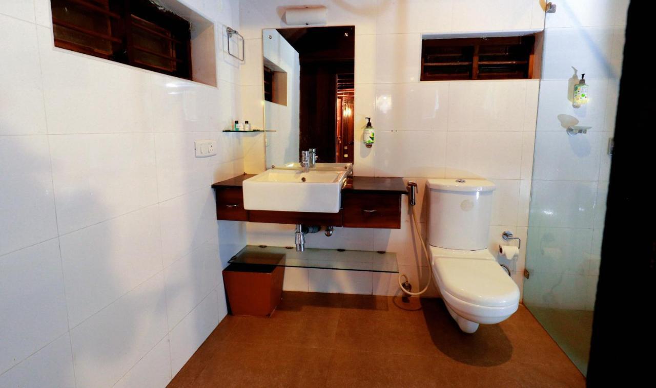 Hotel Triveny River Palace Alappuzha Exterior foto