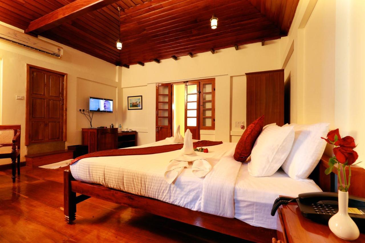 Hotel Triveny River Palace Alappuzha Exterior foto