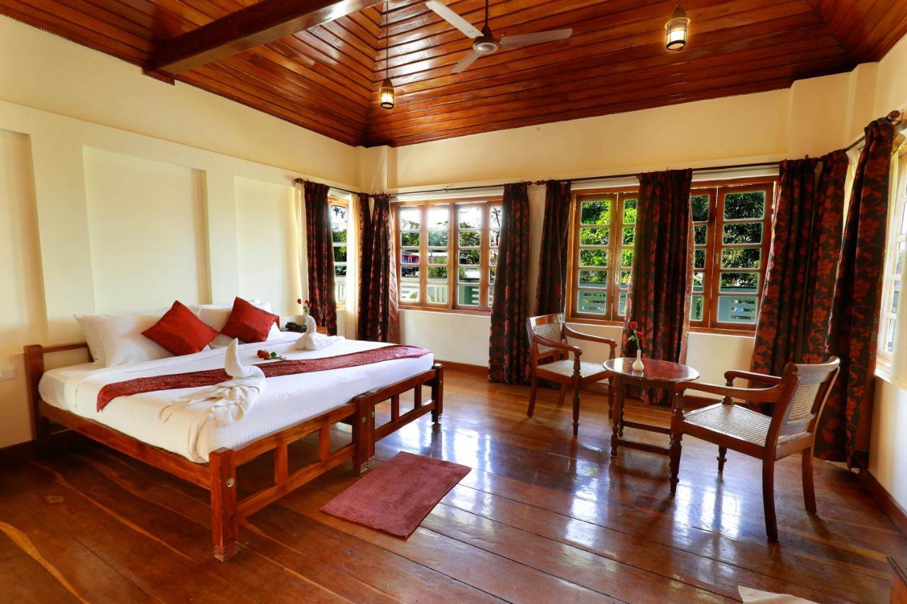 Hotel Triveny River Palace Alappuzha Exterior foto