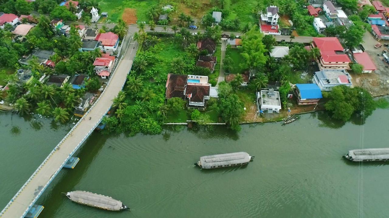 Hotel Triveny River Palace Alappuzha Exterior foto