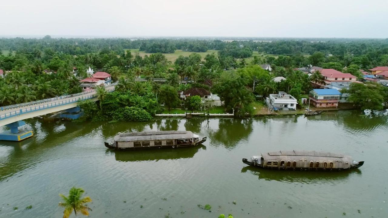 Hotel Triveny River Palace Alappuzha Exterior foto